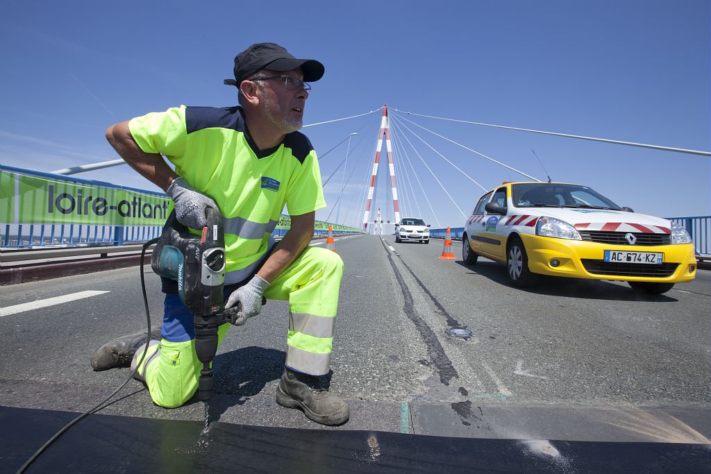 Le Tour de France passe pour la 6eme fois sur le pont de Saint-Nazaire.